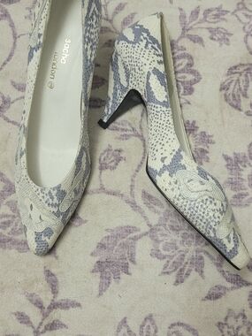Sacha London White and Purple Snake-Print Pointed Toe Heels